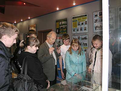 Экскурсию для школьников проводит Юрий Тяпичев. В 2010 году в музее прошло 92 экскурсии, в том числе 48 для учащихся. Нынче его посетили 1 380 человек 