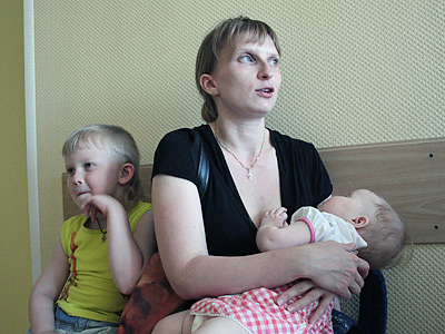 Томичка Юлия Суворова привела на прием обоих своих детей. В своей поликлинике, говорит, к узким специалистам не пробьешься, а многих просто нет