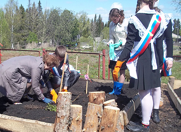 Выпускники 2012 года вместе с Мариной Александровной закладывают сад плодово-ягодных куль-тур возле школы