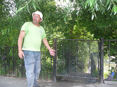 Сотрудник парка Азат Хайров: «У меня есть воздушка, не раз хотели припугнуть псов, но потом же крайними останемся – стреляем в жилом микрорайоне». 