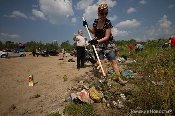 С берегов Кудровского озера вывезли 5 КамАЗов мусора. А чтобы отдыхающие не мусорили впредь, установили бункер.