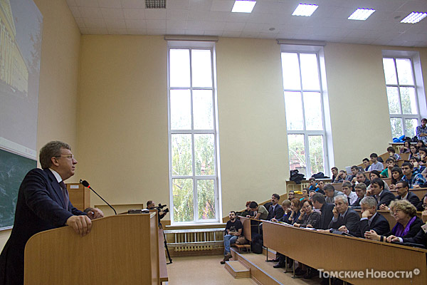 Открытая лекция Алексей Кудрина вызвала поистине ажиотажный интерес – огромная, человек на 500, аудитория была переполнена – сидячих мест для всех желающих не хватило, и несколько десятков человек почти два часа стояли на ногах, слушая председателя Комитета гражданских инициатив