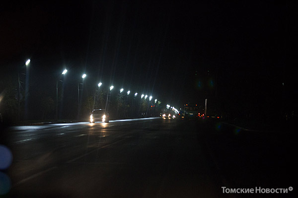 Улица Нахимова, 3 октября, 21.30: по одной стороне дороги фонари не работают. Полное освещение, по данным ГИБДД, в этот день здесь включили только в  22.30