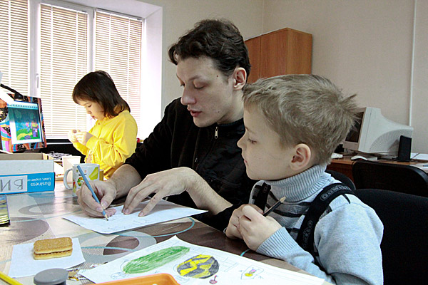 Сценарий дети пишут сами, Дмитрий только немного корректирует. Идеи в основном берут их того, что видят по телевизору
