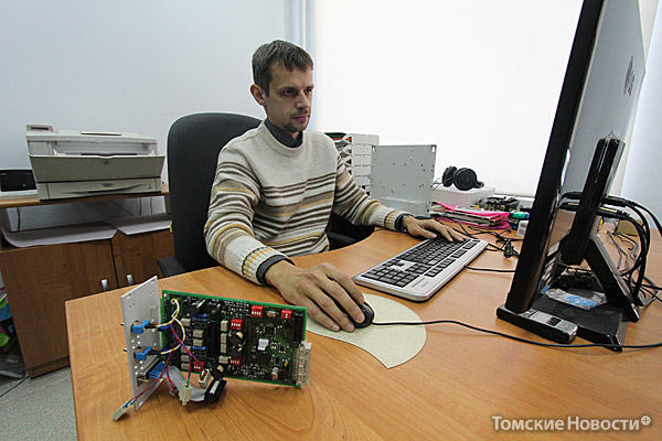 Конструктор Родион Махнев занимается внутренним наполнением и наружным оформлением приборов. На столе перед ним модуль, который заменит устаревшую аппаратуру, управляющую сиренами и громкоговорителями в Томске
