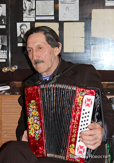  Виктор Иванович Гойник – коренной житель Новорождественки. Его предки приехали сюда из Полтавы. На гармони играет с 9 лет, сейчас ему 67