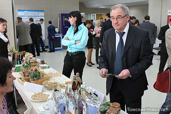 Главный эколог Томской области Александр Адам знакомится с продукцией компании «Сибирский чай», которая представляет на рынке знаменитый Иван-чай 