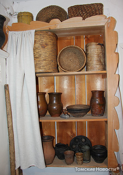Рядом с печью в украинской избе находился самодельный деревянный шкаф, в котором размещалась посуда – глиняная, деревянная, берестяная, плетеная. Сохранились старинные крынки, глиняные горшочки, в которых парили репу, брюкву, готовили кашу