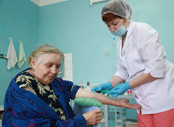 Медсестра Татьяна Вялова, развернув процедурный кабинет, принимается за работу – в рамках ОМС предусмотрено тщательное обследование каждого сельчанина  
