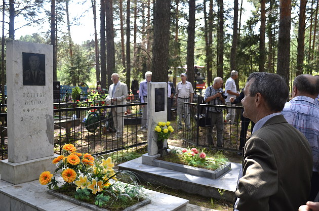 Выпускники приехали на кладбище почтить память своих товарищей и командиров