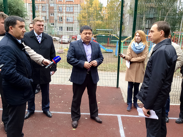 В объезде принимал участие заместитель губернатора Томской области по социальной политике Чингис Акатаев, который отметил важность проекта по строительству спортивных площадок в Томске