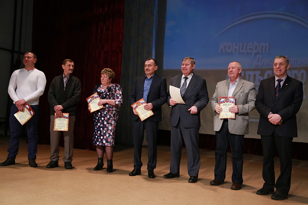 Кульминация вечера – выход на сцену победителей конкурса на лучшие хозяйства ­Кожевниковского района по основным производственно-экономическим показателям