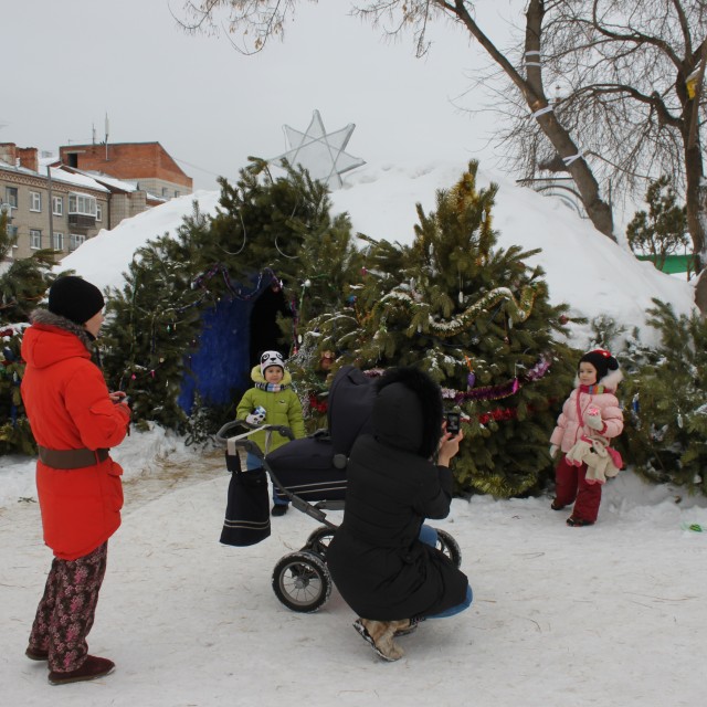 Вертеп из снега в мужском Богородице-Алексиевском монастыре стал одним из самых посещаемых в рождественские дни