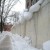 В Томске продолжается уборка снега и наледи с крыш