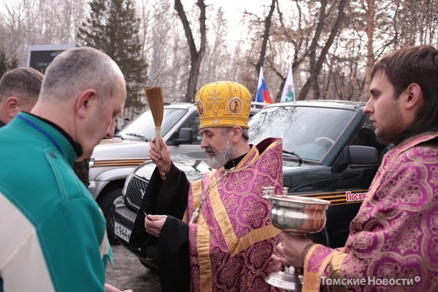 Участников автопробега «Патриоты России» благославил священник. Машины окропились святой водой.