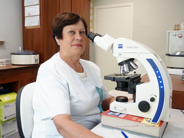 Галина Далызина – врач высшей категории. Проводит исследование микроскопических препаратов. В лаборатории она работает с 1979 года