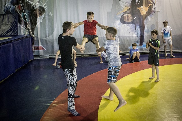 Школа танца «ЮДИ» специализируется на двух направлениях – спортивная акробатика и брейк-данс.