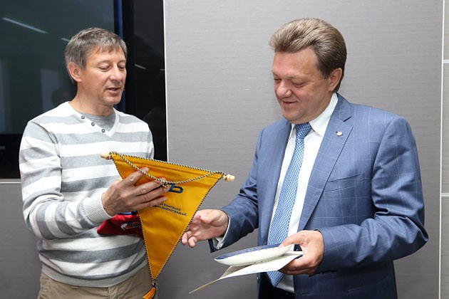 Николай Потапеня вручает мэру памятные сувениры