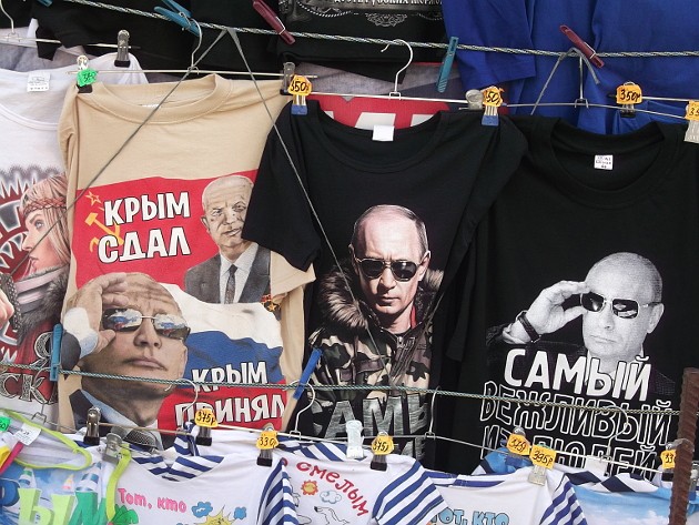 Футболки с надписями про Крым и Путина пользуются бешеной популярностью у туристов