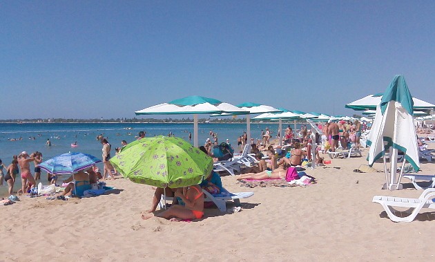 Евпаторийские пляжи начинают заполняться с 9 часов утра, а в 12 часов уже пустеют - граждане отдыхающие сбегают от палящего солнца 