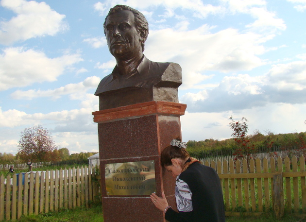 Увидев памятник, который установили татьяновцы своему легендарному земляку, Мария Смоктуновская не смогла сдержать слез