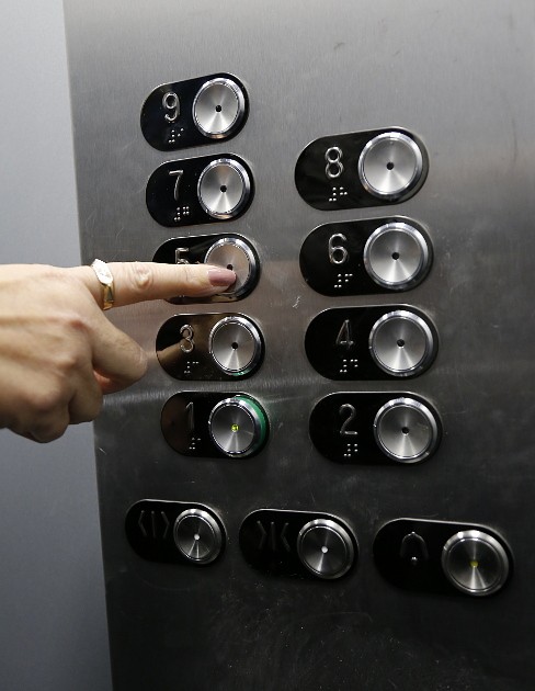 Выпуклые точки на кнопочной панели модернизированного лифта позволяют слабовидящим и слепым людям добираться до нужного этажа без посторонней помощ
