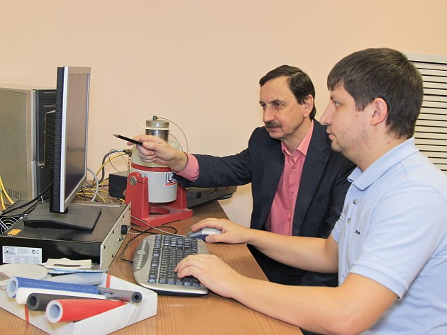Сергей Овсянников (слева)  и Данил Мишкин, аспирант, преподаватель кафедры АГиПЗ, исследуют звукоизоляционные свойства материалов