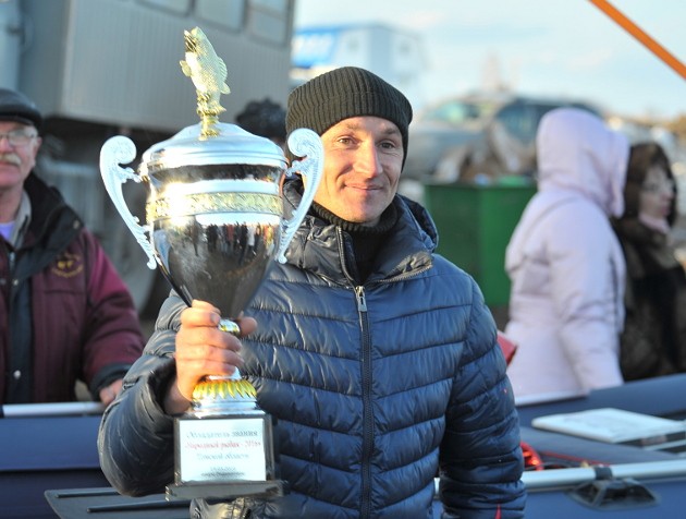 Валентин Брагин из Кожевниковского района стал победителем фестиваля в группе «Мужчины 18–60 лет» с общим весом улова 1 950 граммов. Это основная категория состязания, поэтому он и получил звание «Народный рыбак» и главный приз – лодку ПВХ с мотором 