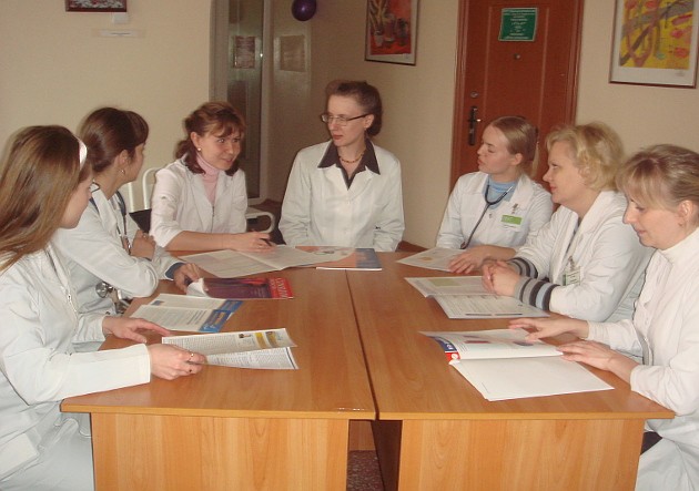 Марина Внушинская (в центре) и ее команда