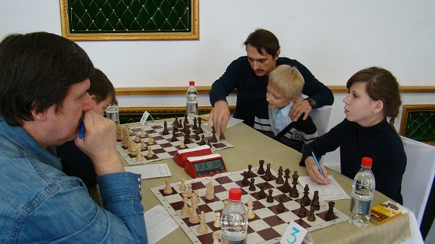 Десятилетний Демид Шаронов (на фотографии мальчик вместе со своим папой) лучше всех играл на первых открытых городских соревнованиях по шахматам и по праву стал первым 