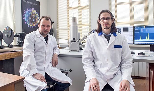 Младшие научные сотрудники лаборатории Константин Гриняев и Иван Смирнов