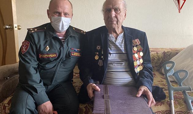 Томские росгвардейцы поздравили ветерана с Днём окончания Второй мировой войны