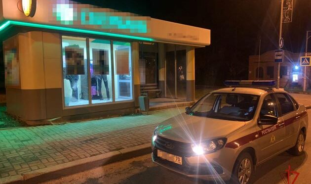 В Томске росгвардейцы задержали мужчину, повредившего имущество банка